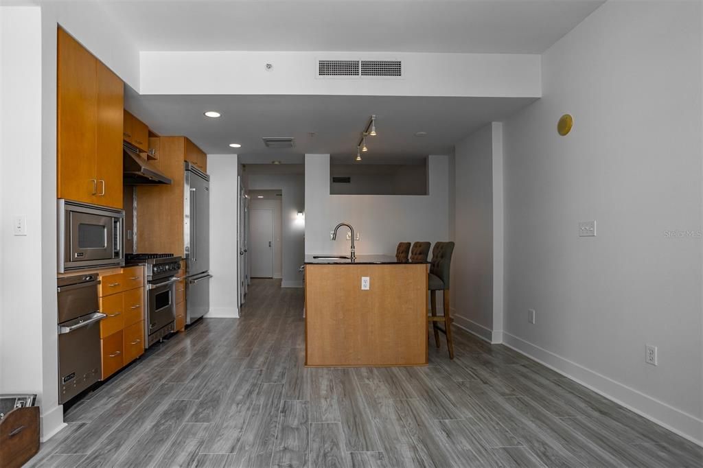 For Sale: $315,000 (1 beds, 1 baths, 615 Square Feet)