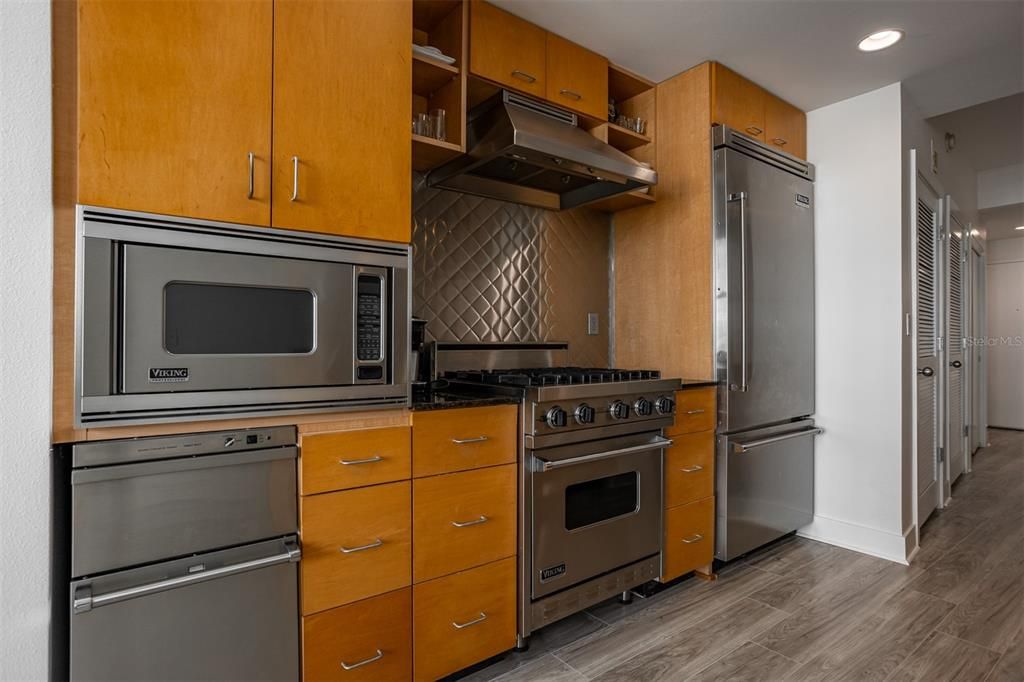 For Sale: $315,000 (1 beds, 1 baths, 615 Square Feet)