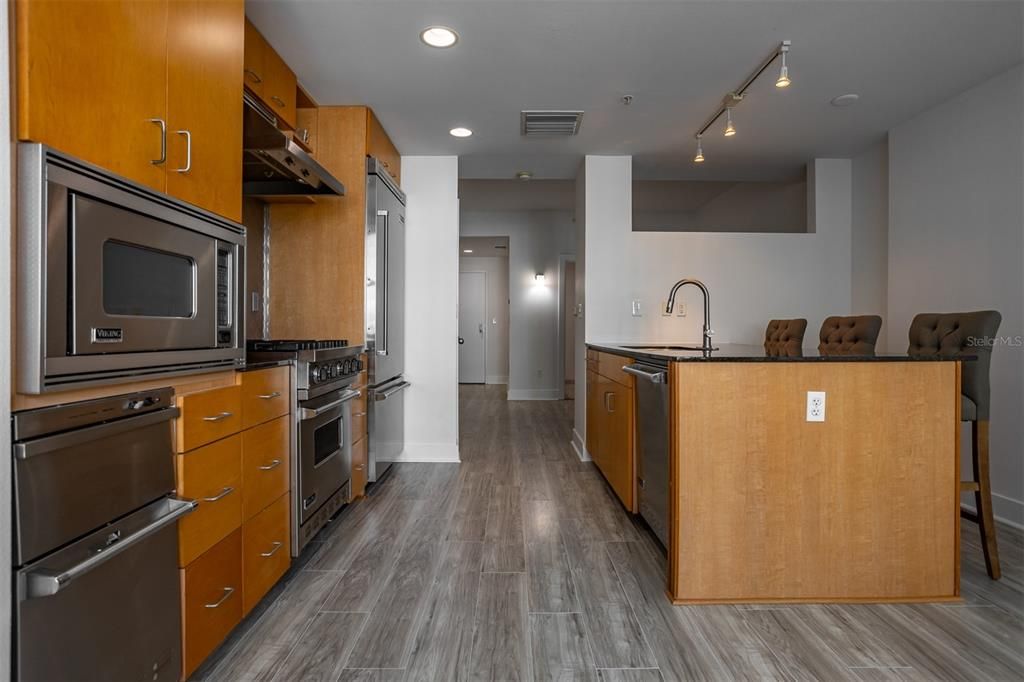 For Sale: $315,000 (1 beds, 1 baths, 615 Square Feet)