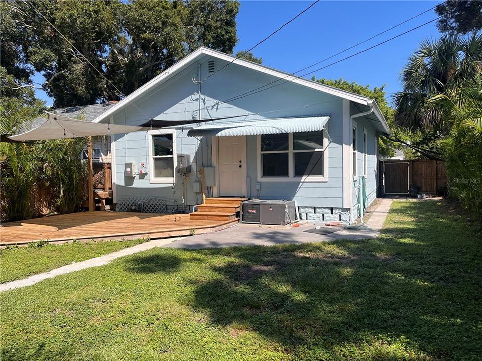 For Rent: $2,400 (2 beds, 1 baths, 936 Square Feet)