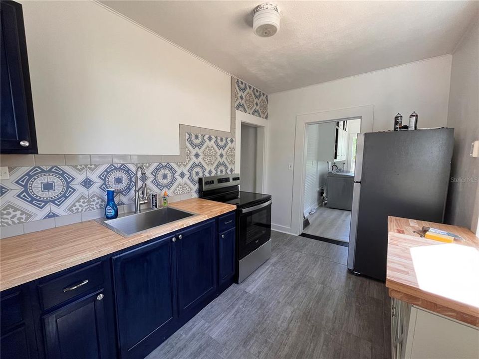 For Rent: $2,400 (2 beds, 1 baths, 936 Square Feet)