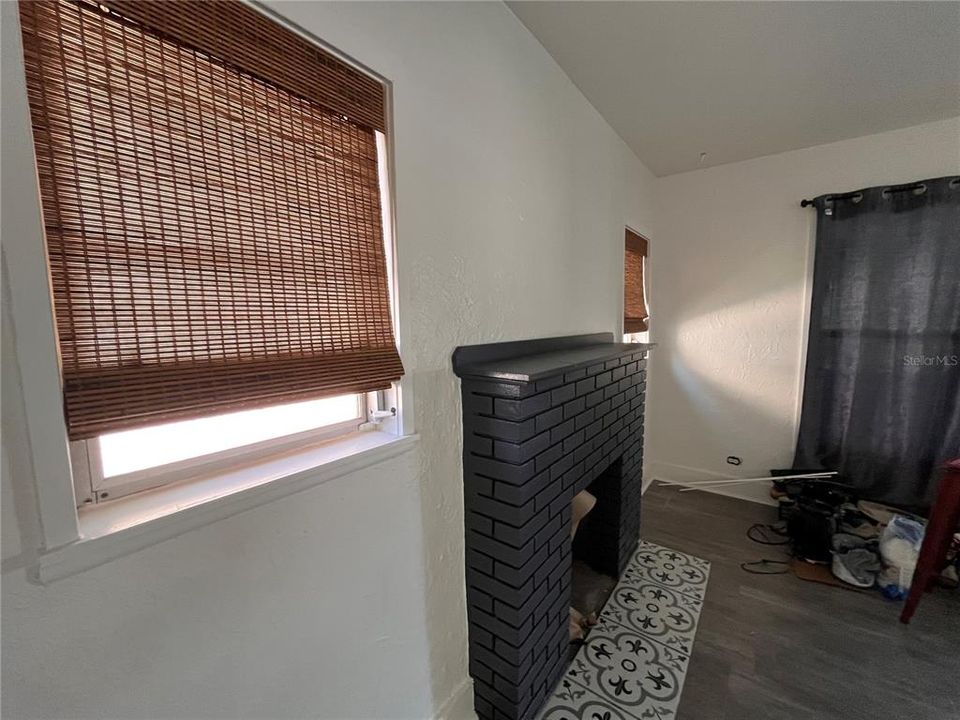 For Rent: $2,400 (2 beds, 1 baths, 936 Square Feet)