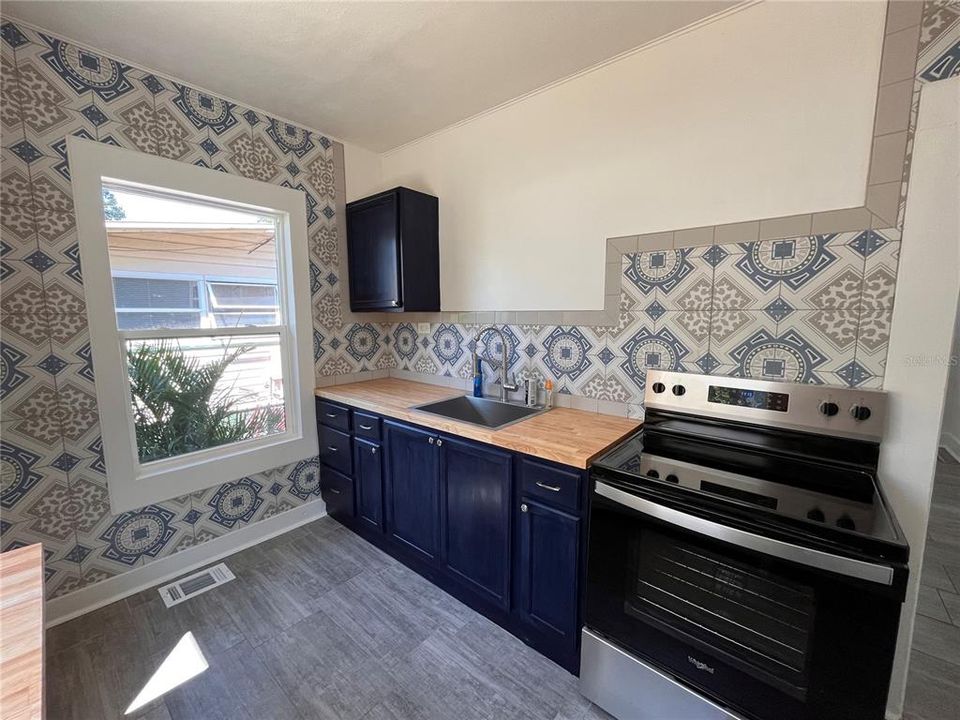 For Rent: $2,400 (2 beds, 1 baths, 936 Square Feet)