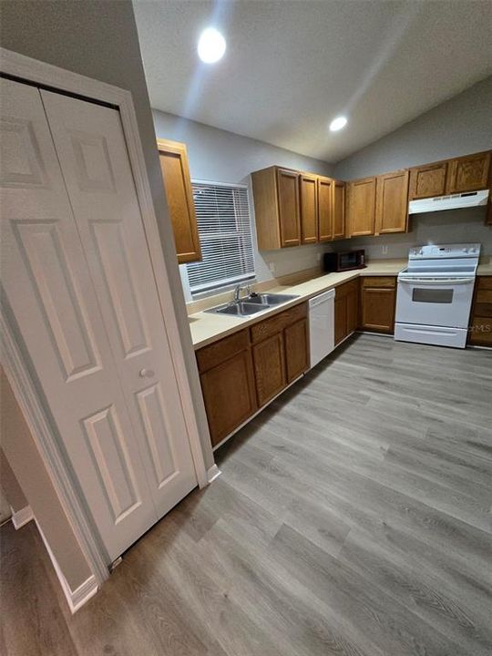 For Rent: $1,950 (4 beds, 2 baths, 1850 Square Feet)