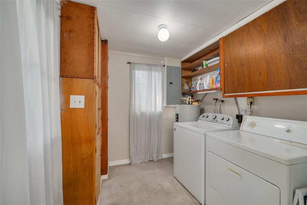 For Sale: $395,000 (2 beds, 1 baths, 906 Square Feet)