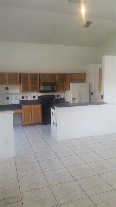 For Rent: $2,400 (3 beds, 2 baths, 1450 Square Feet)