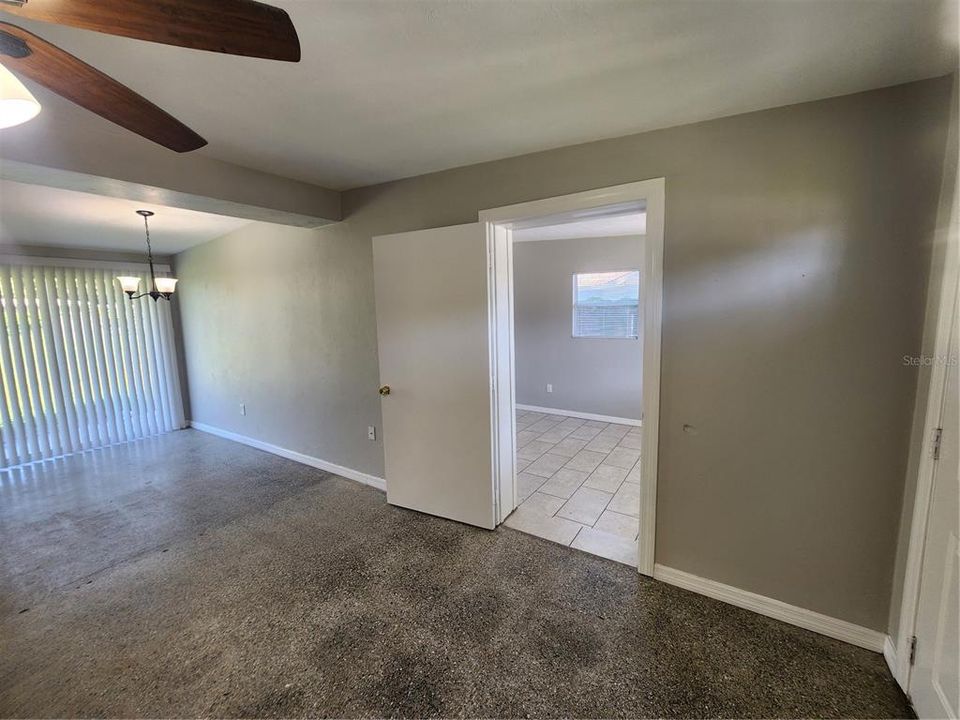 For Sale: $285,000 (2 beds, 1 baths, 944 Square Feet)