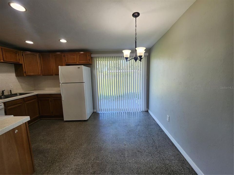 For Sale: $285,000 (2 beds, 1 baths, 944 Square Feet)