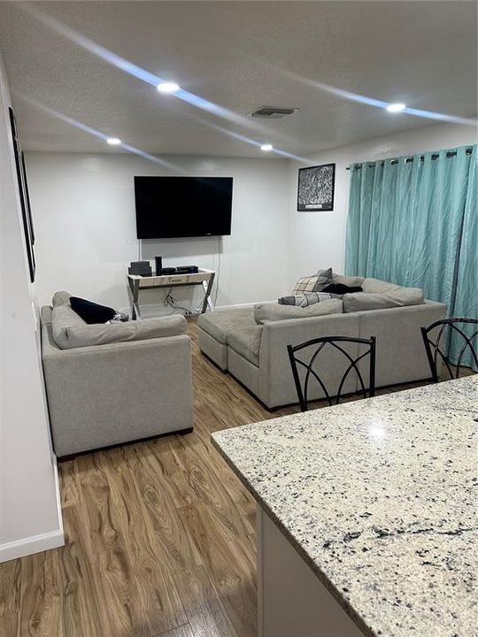 En Venta: $283,900 (2 camas, 2 baños, 948 Pies cuadrados)