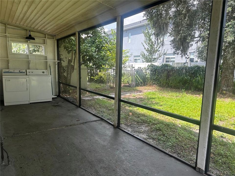 rear screen room with washer/dryer hookup