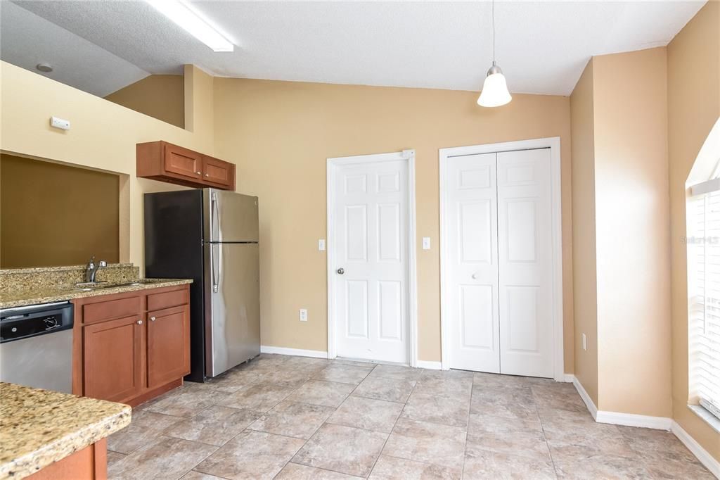 For Rent: $2,060 (4 beds, 2 baths, 1270 Square Feet)