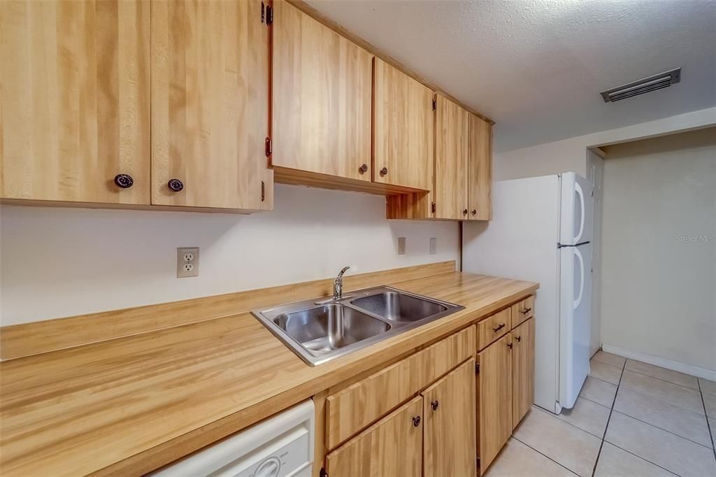 For Sale: $128,000 (1 beds, 1 baths, 833 Square Feet)