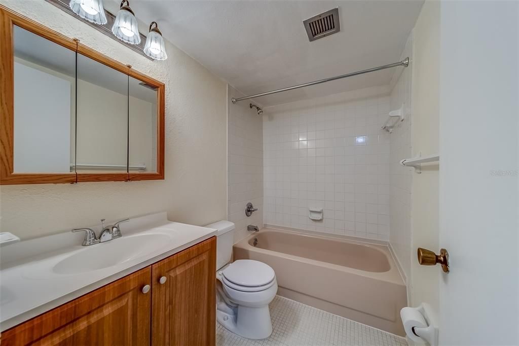 For Sale: $128,000 (1 beds, 1 baths, 833 Square Feet)