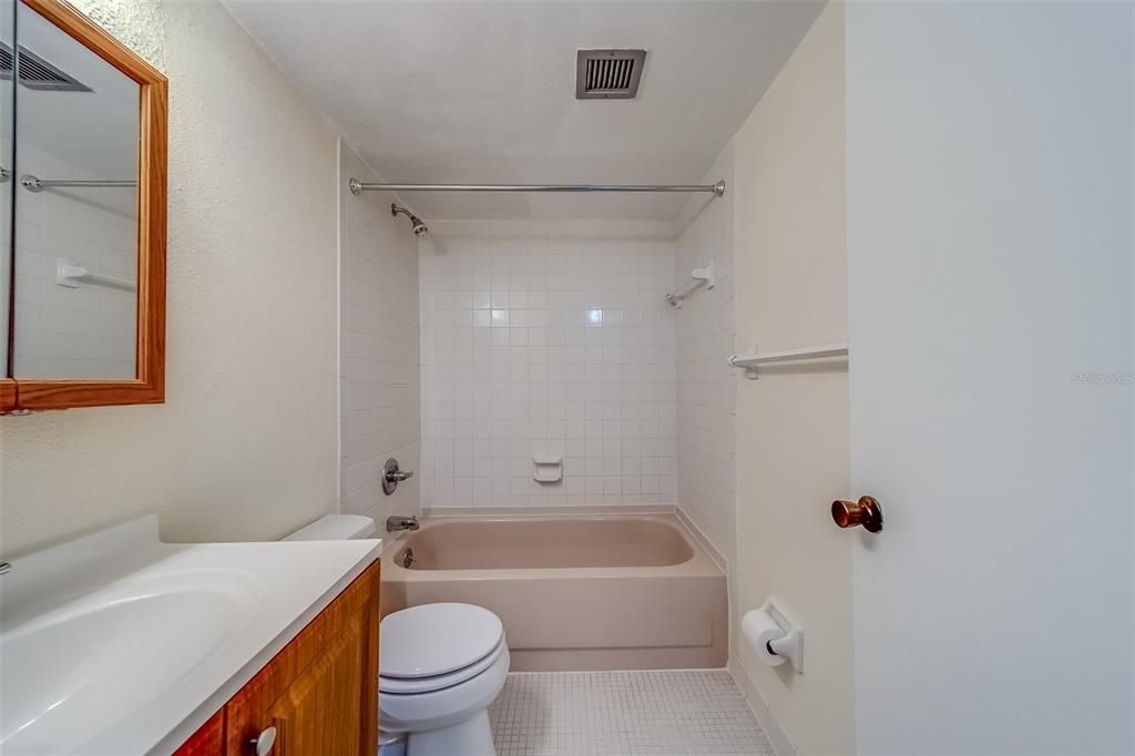 For Sale: $128,000 (1 beds, 1 baths, 833 Square Feet)