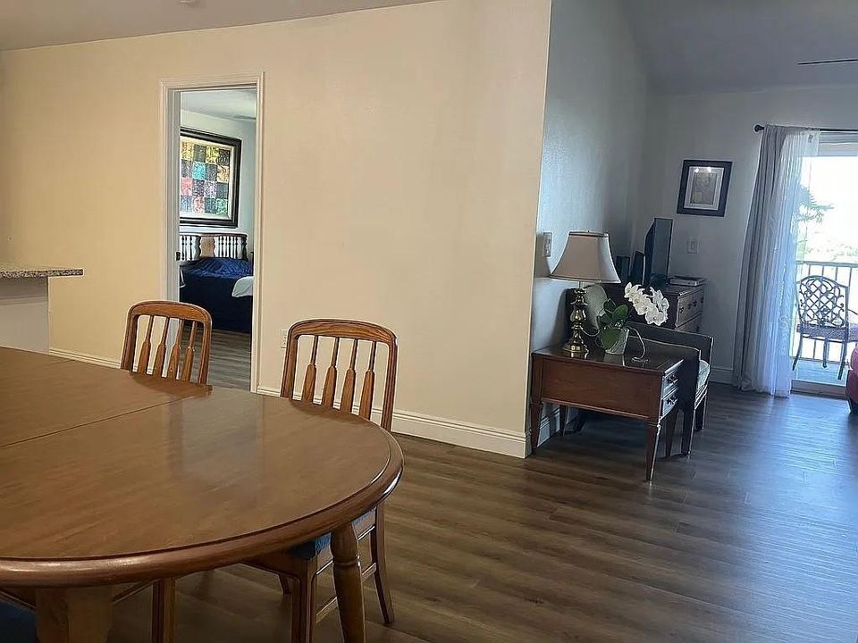 For Sale: $269,999 (2 beds, 2 baths, 975 Square Feet)