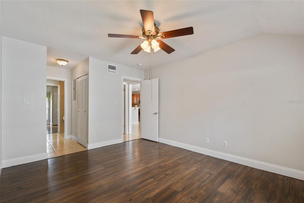 For Sale: $225,000 (2 beds, 1 baths, 885 Square Feet)