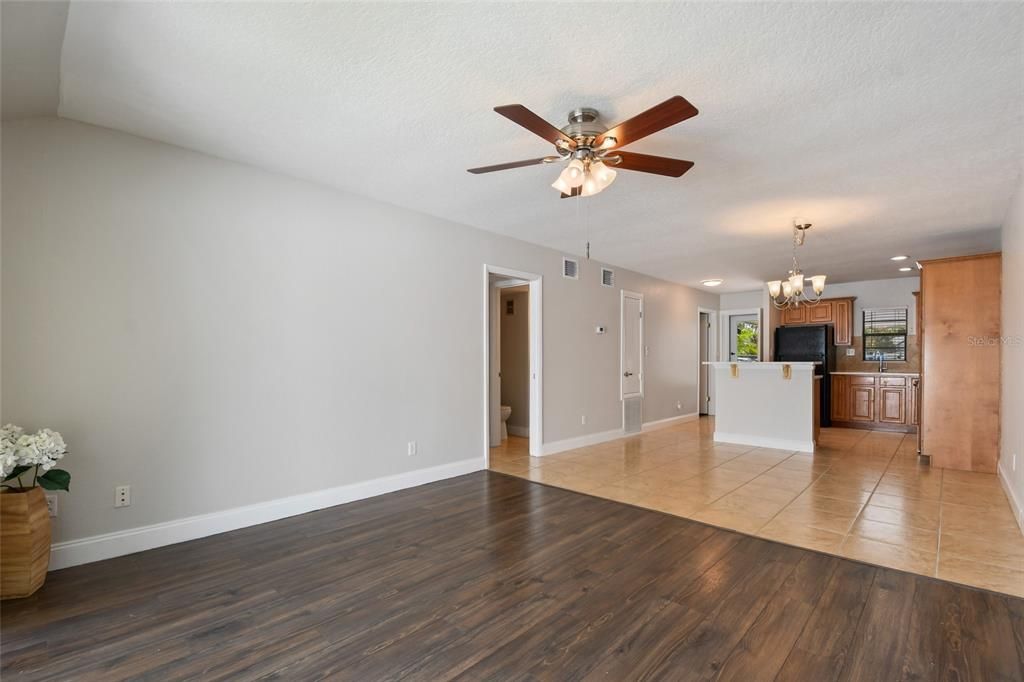 For Sale: $225,000 (2 beds, 1 baths, 885 Square Feet)