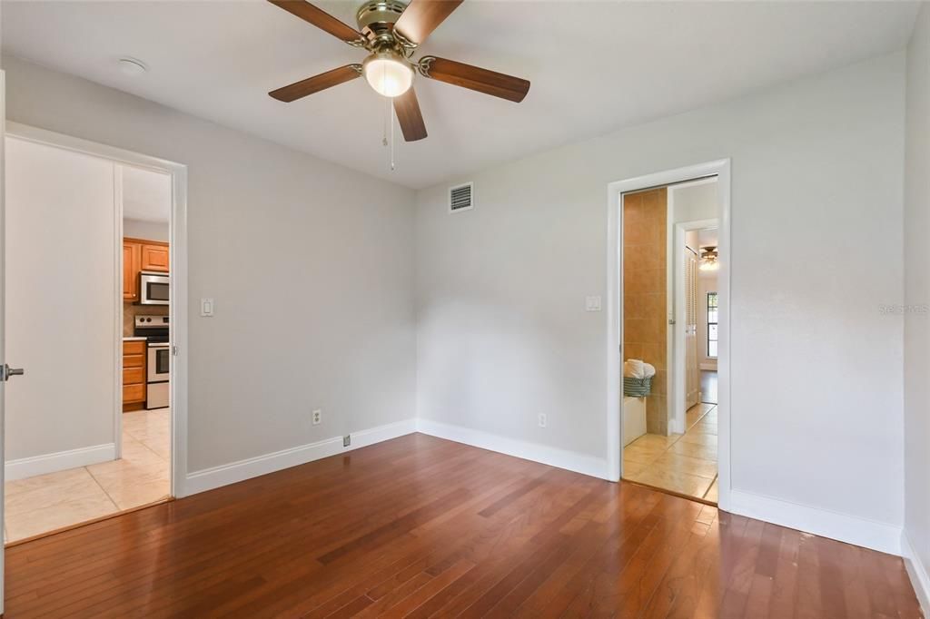 For Sale: $225,000 (2 beds, 1 baths, 885 Square Feet)