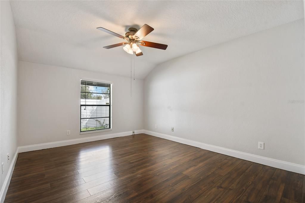 For Sale: $225,000 (2 beds, 1 baths, 885 Square Feet)