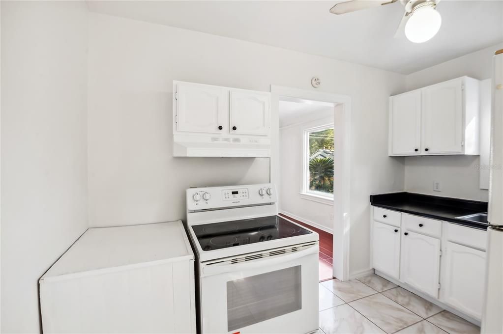 For Sale: $230,000 (2 beds, 1 baths, 1129 Square Feet)