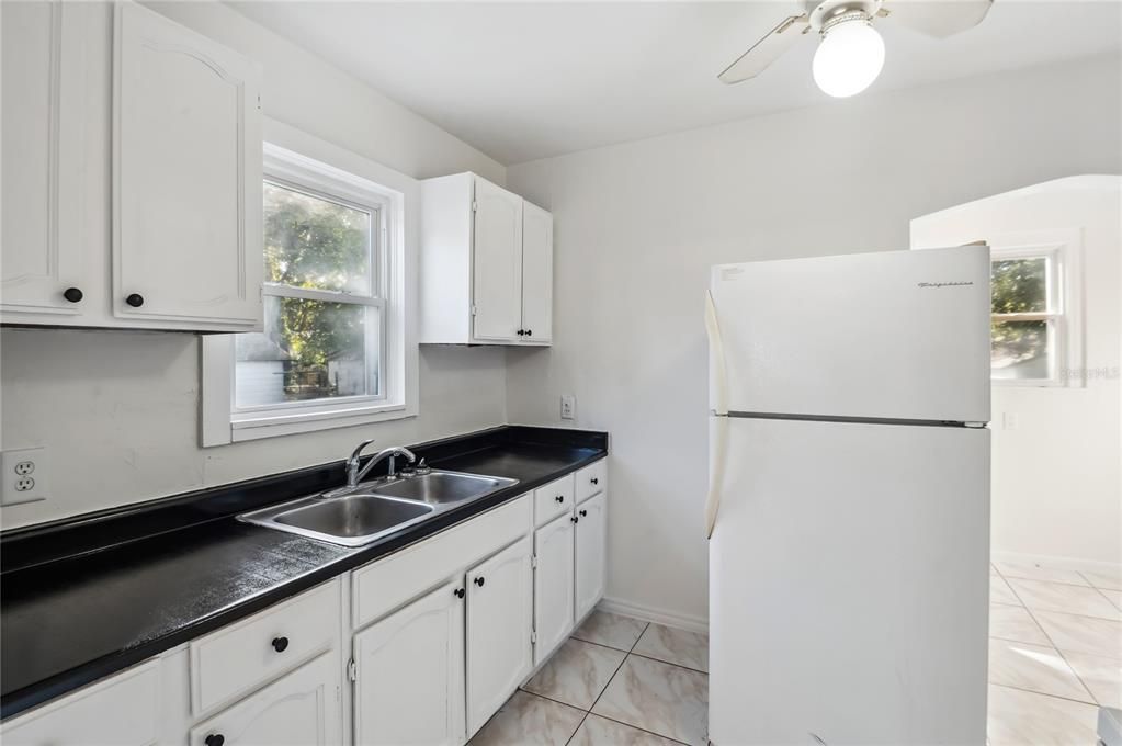 For Sale: $230,000 (2 beds, 1 baths, 1129 Square Feet)