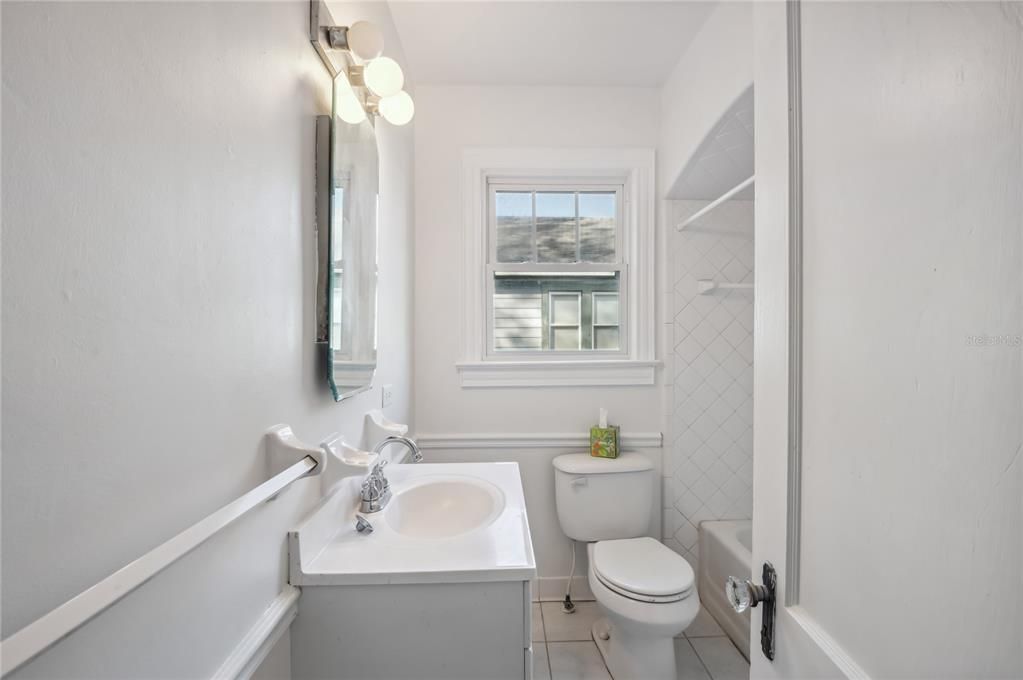 For Sale: $230,000 (2 beds, 1 baths, 1129 Square Feet)