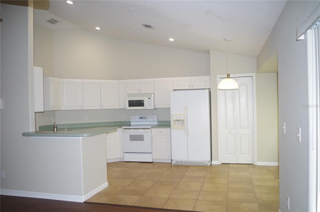 For Rent: $2,250 (3 beds, 2 baths, 1594 Square Feet)