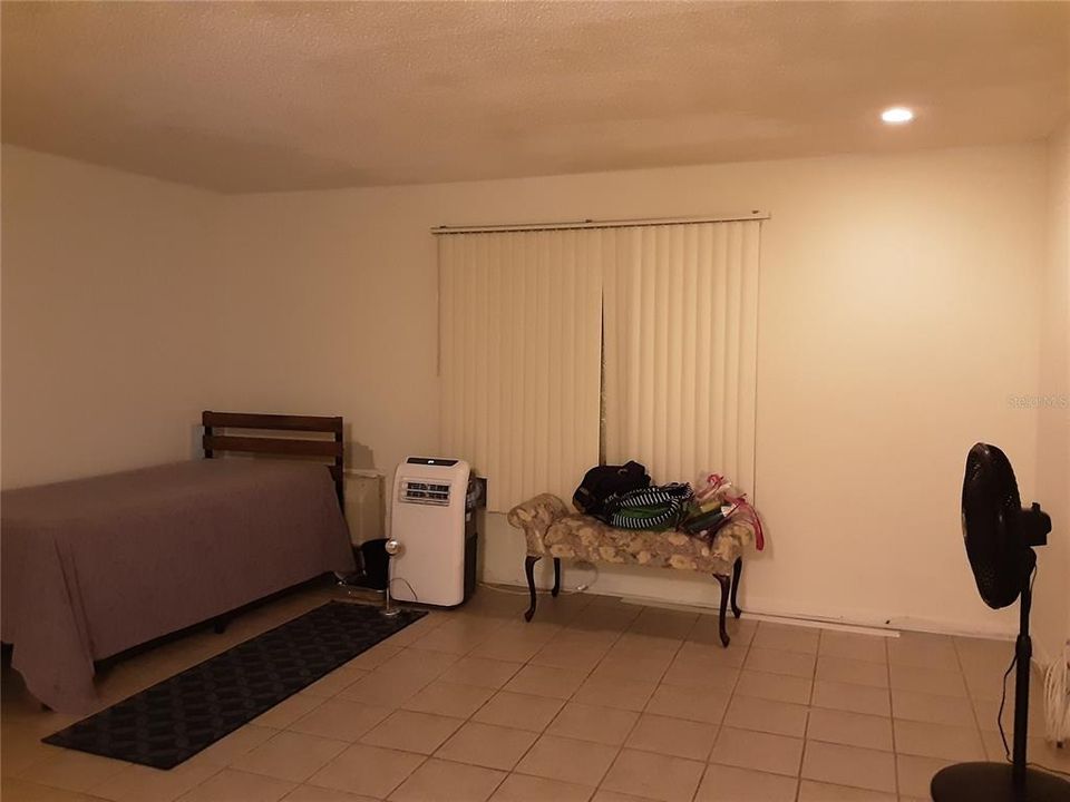 For Sale: $169,000 (1 beds, 1 baths, 636 Square Feet)