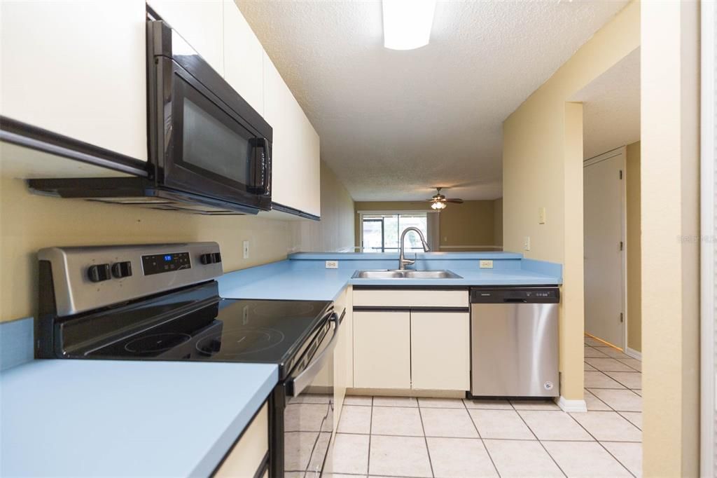 For Rent: $2,700 (2 beds, 2 baths, 1475 Square Feet)