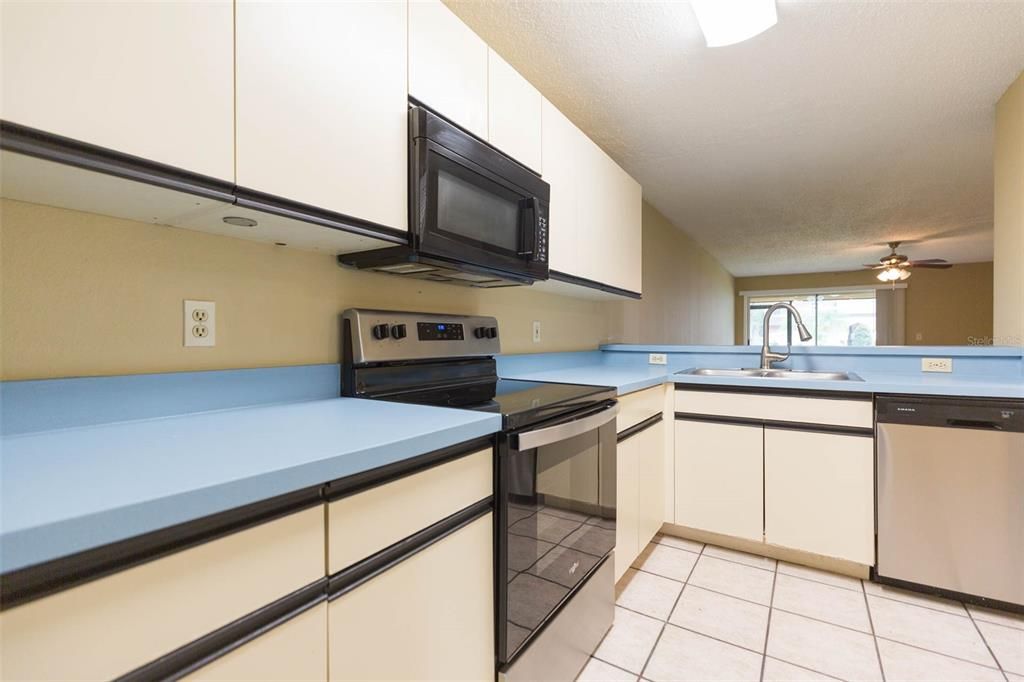 For Rent: $2,700 (2 beds, 2 baths, 1475 Square Feet)