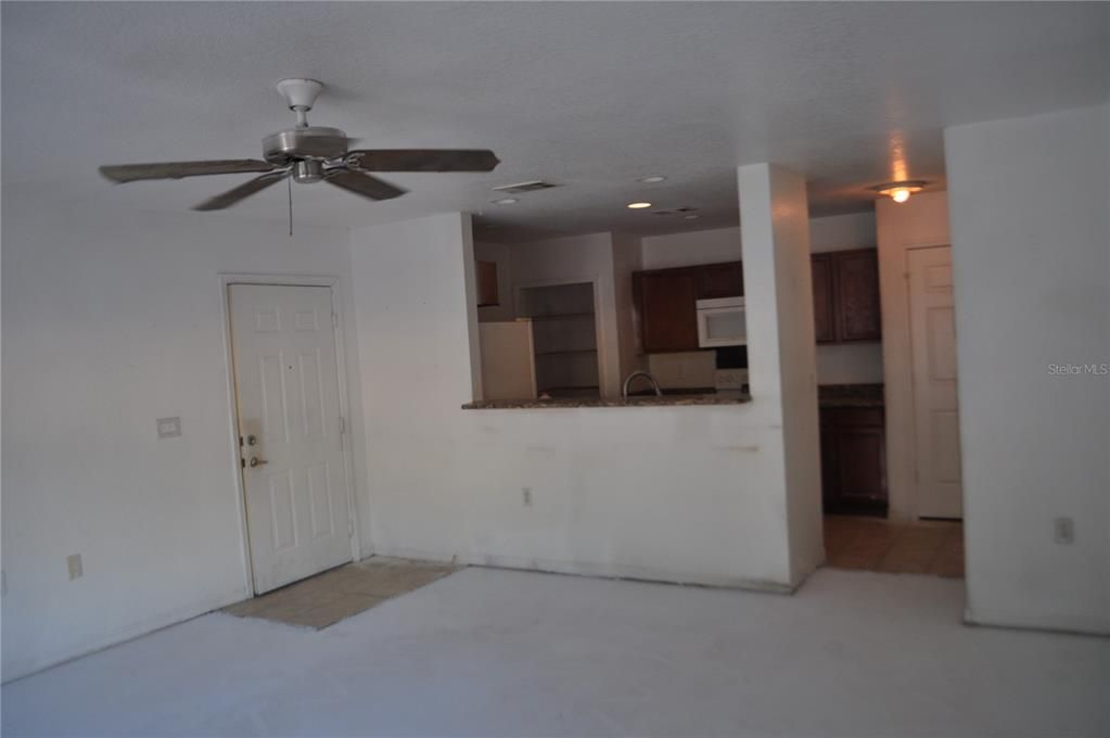 For Sale: $100,000 (1 beds, 1 baths, 781 Square Feet)