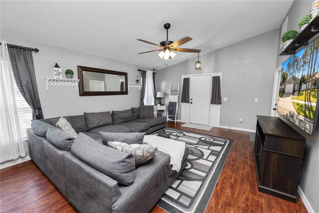 Active With Contract: $295,000 (3 beds, 2 baths, 1284 Square Feet)