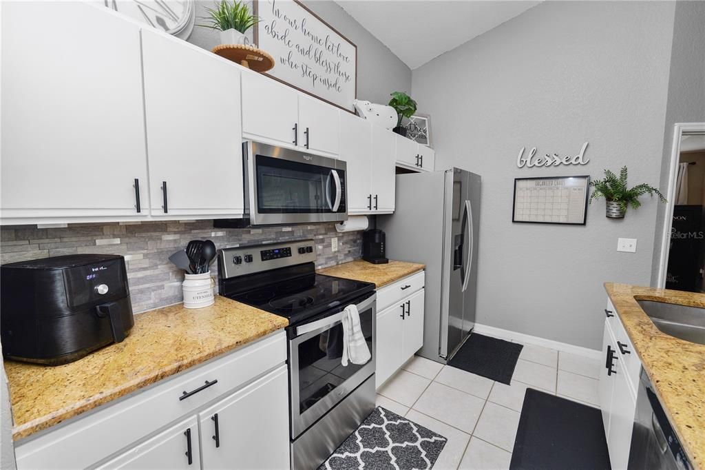 Active With Contract: $295,000 (3 beds, 2 baths, 1284 Square Feet)