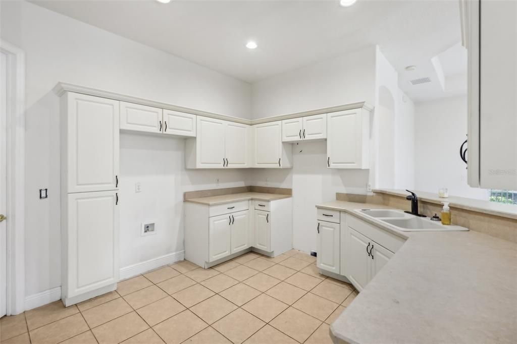 For Sale: $329,900 (2 beds, 2 baths, 1402 Square Feet)