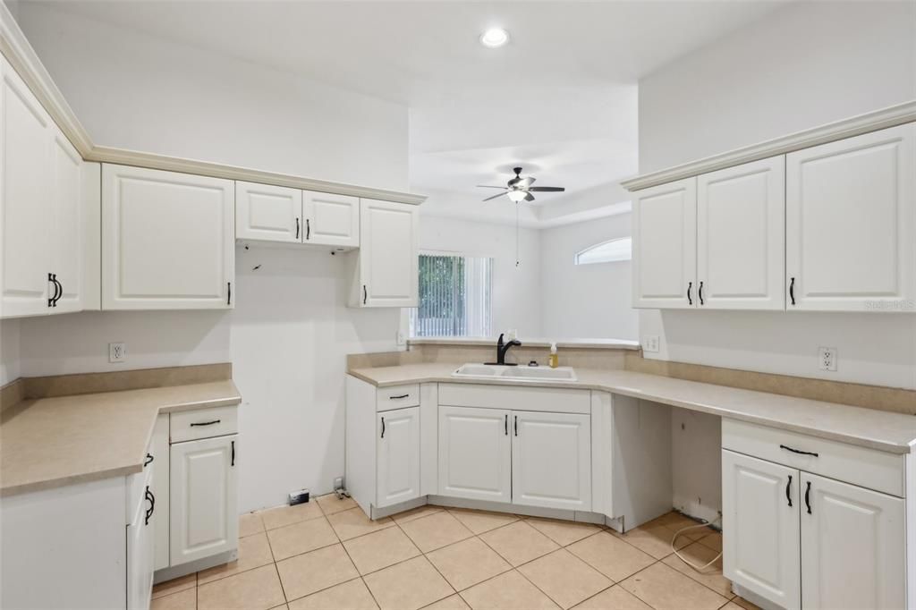 For Sale: $329,900 (2 beds, 2 baths, 1402 Square Feet)