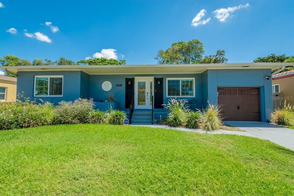 Adorable beach house right across the street from the sparkling waters of the Gulf of Mexico!