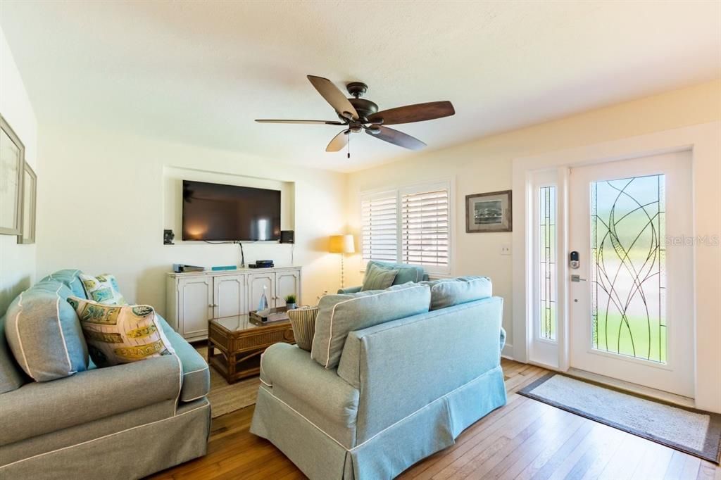 Hardwood floors, comfy furnishings all in a relaxing coastal style! This place just makes you say ahhhhh it's time to go coastal! Leave your cares at the door and enjoy living the beach life!