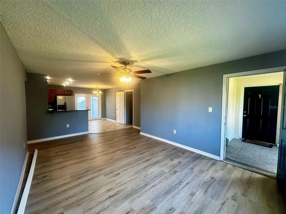 For Sale: $179,900 (3 beds, 2 baths, 1302 Square Feet)