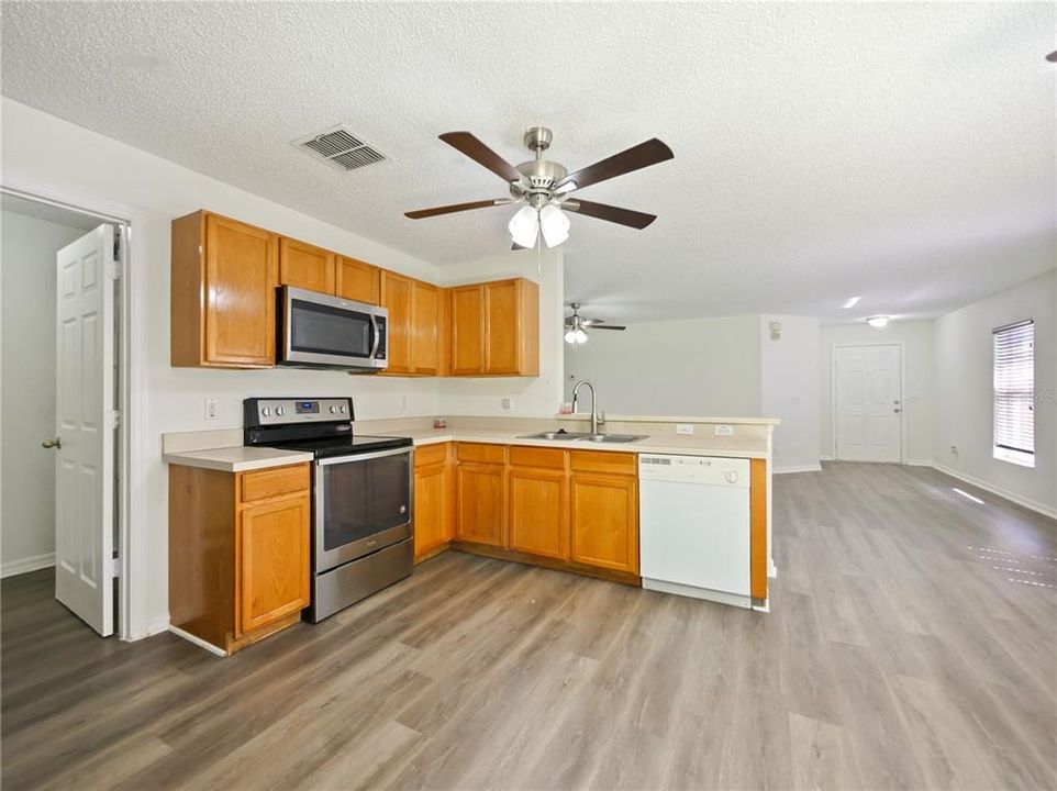 For Sale: $359,900 (3 beds, 2 baths, 1552 Square Feet)