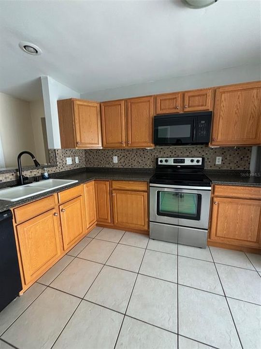 For Rent: $2,350 (3 beds, 2 baths, 1634 Square Feet)