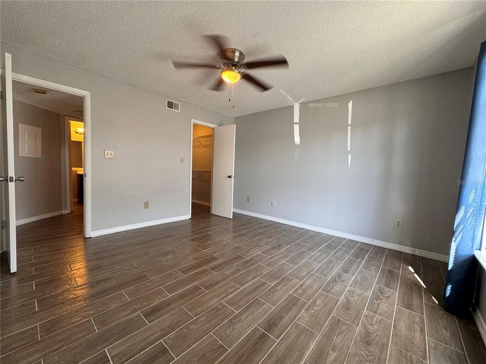 For Sale: $129,997 (1 beds, 1 baths, 700 Square Feet)