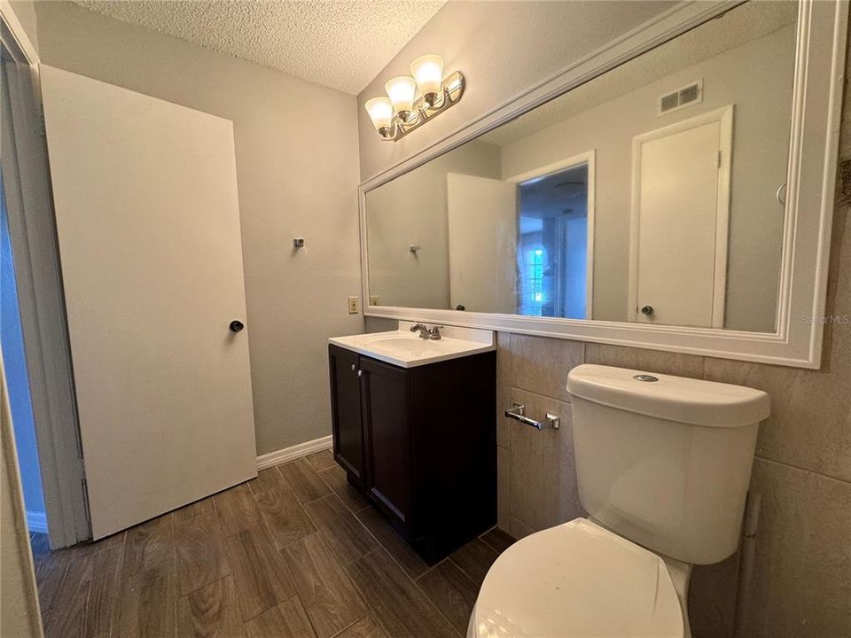 For Sale: $129,997 (1 beds, 1 baths, 700 Square Feet)