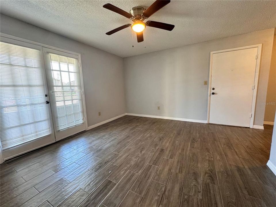 For Sale: $129,997 (1 beds, 1 baths, 700 Square Feet)