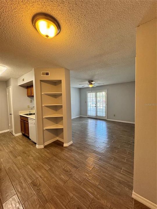 For Sale: $129,997 (1 beds, 1 baths, 700 Square Feet)