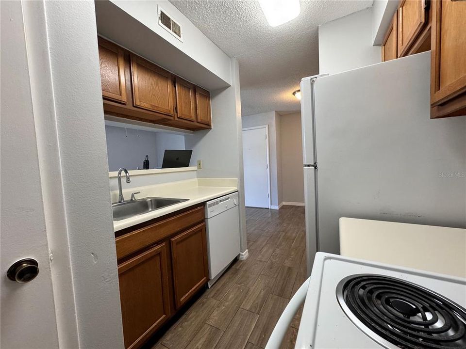 For Sale: $129,997 (1 beds, 1 baths, 700 Square Feet)