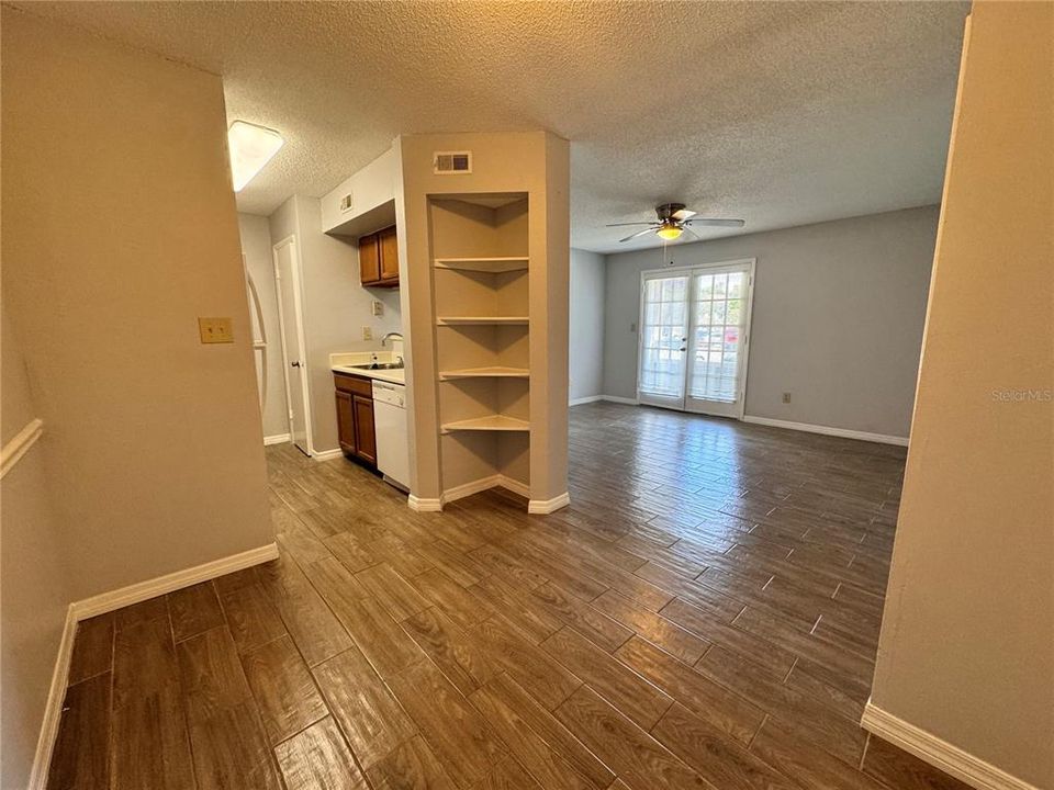 For Sale: $129,997 (1 beds, 1 baths, 700 Square Feet)