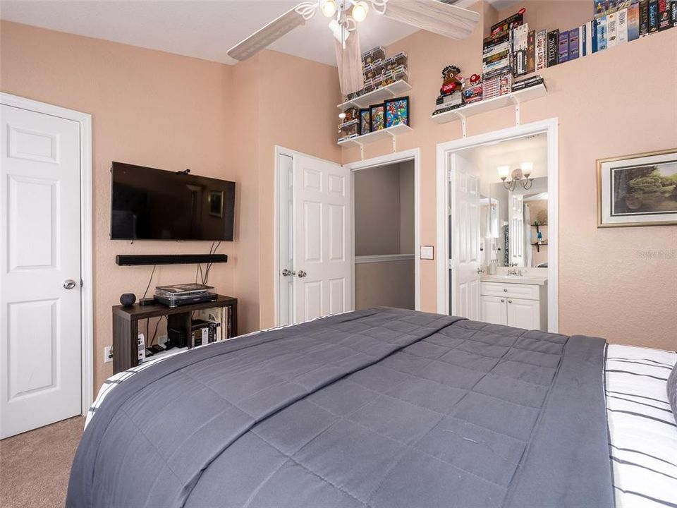 For Sale: $255,000 (2 beds, 2 baths, 1053 Square Feet)