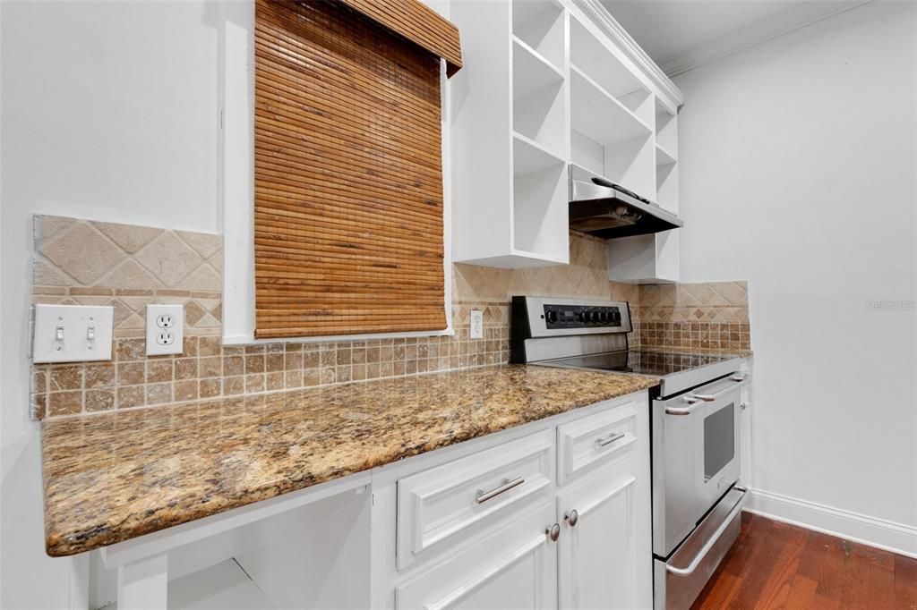 Stainless appliances, granite counters