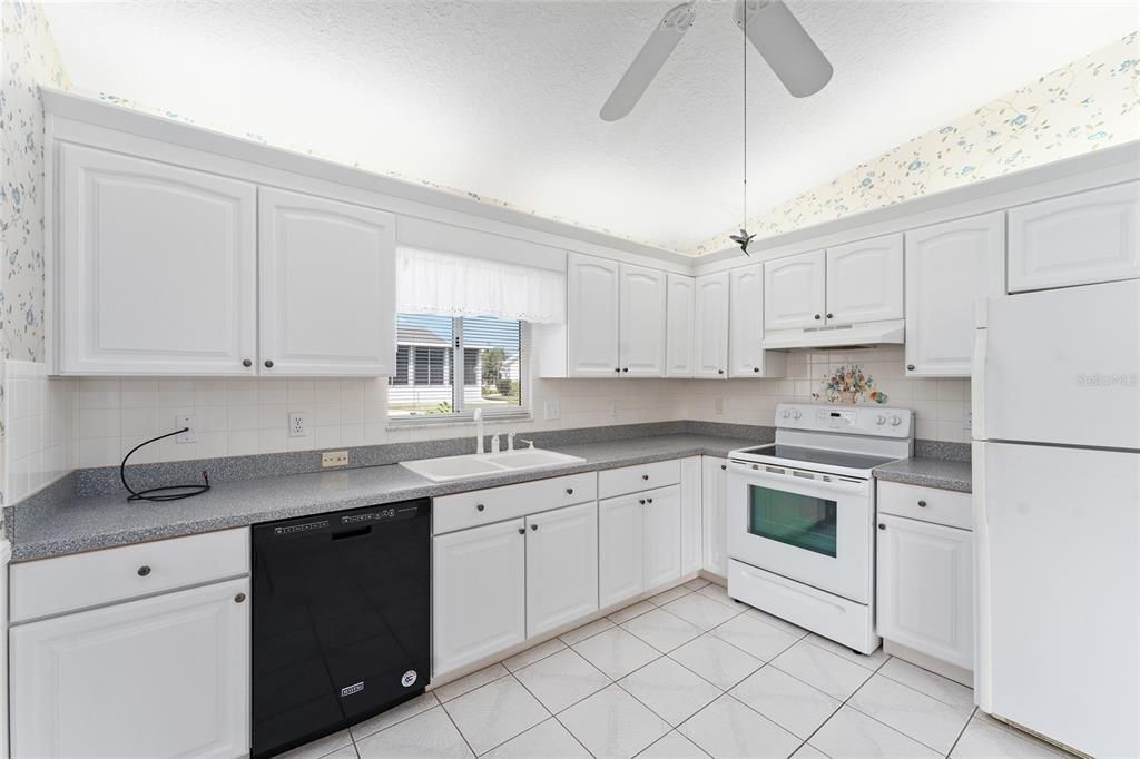 For Sale: $219,900 (2 beds, 2 baths, 1296 Square Feet)