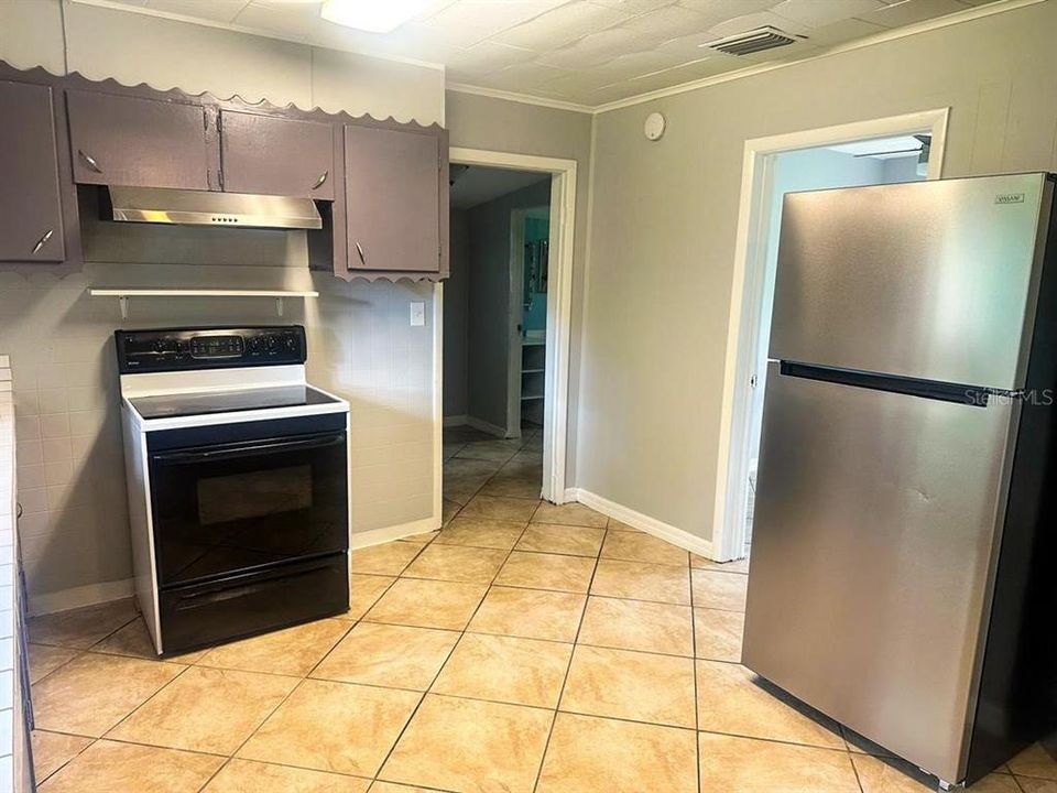 For Rent: $1,800 (2 beds, 1 baths, 880 Square Feet)